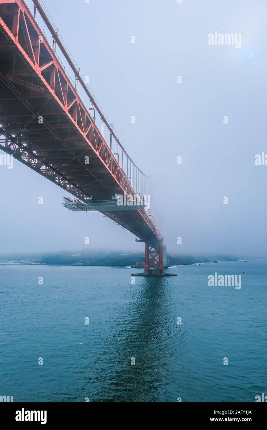 Golden Gate Bridge in Foggy Bay Foto Stock
