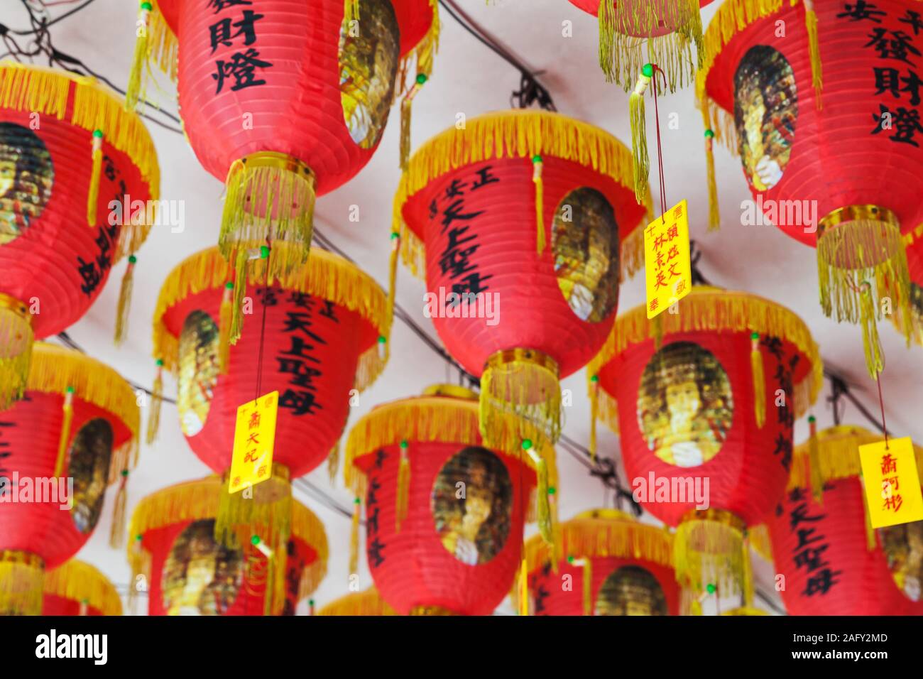 Taipei, Taiwan - 7 Settembre 2018: Rosso lanterne di carta con le parole dei saggi cinesi appendere sotto un soffitto del tempio Foto Stock