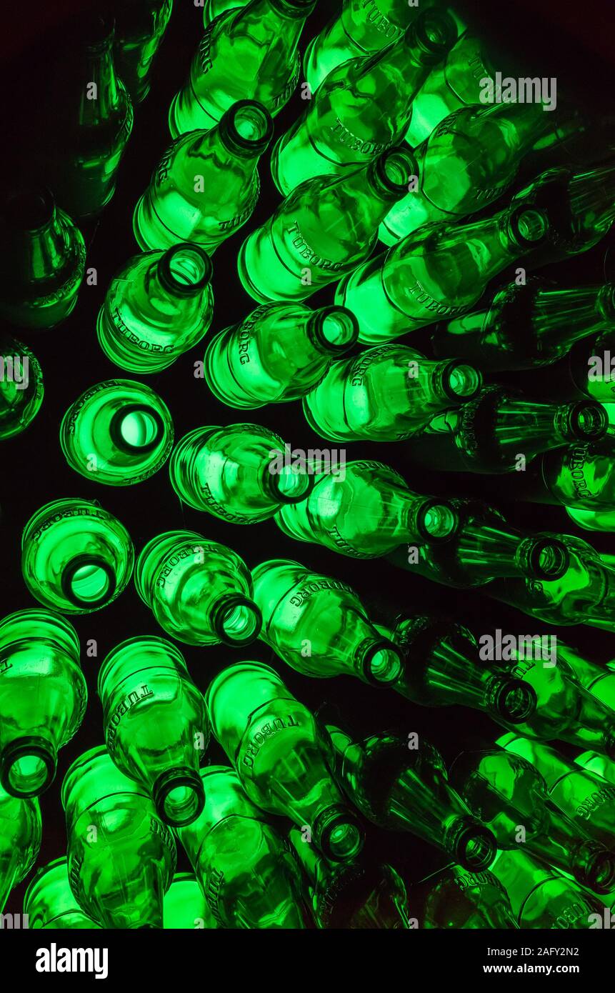 San Pietroburgo, Russia - 17 dicembre 2017: accesa installazione composta di vuoto di Tuborg verde le bottiglie di birra, foto verticale Foto Stock