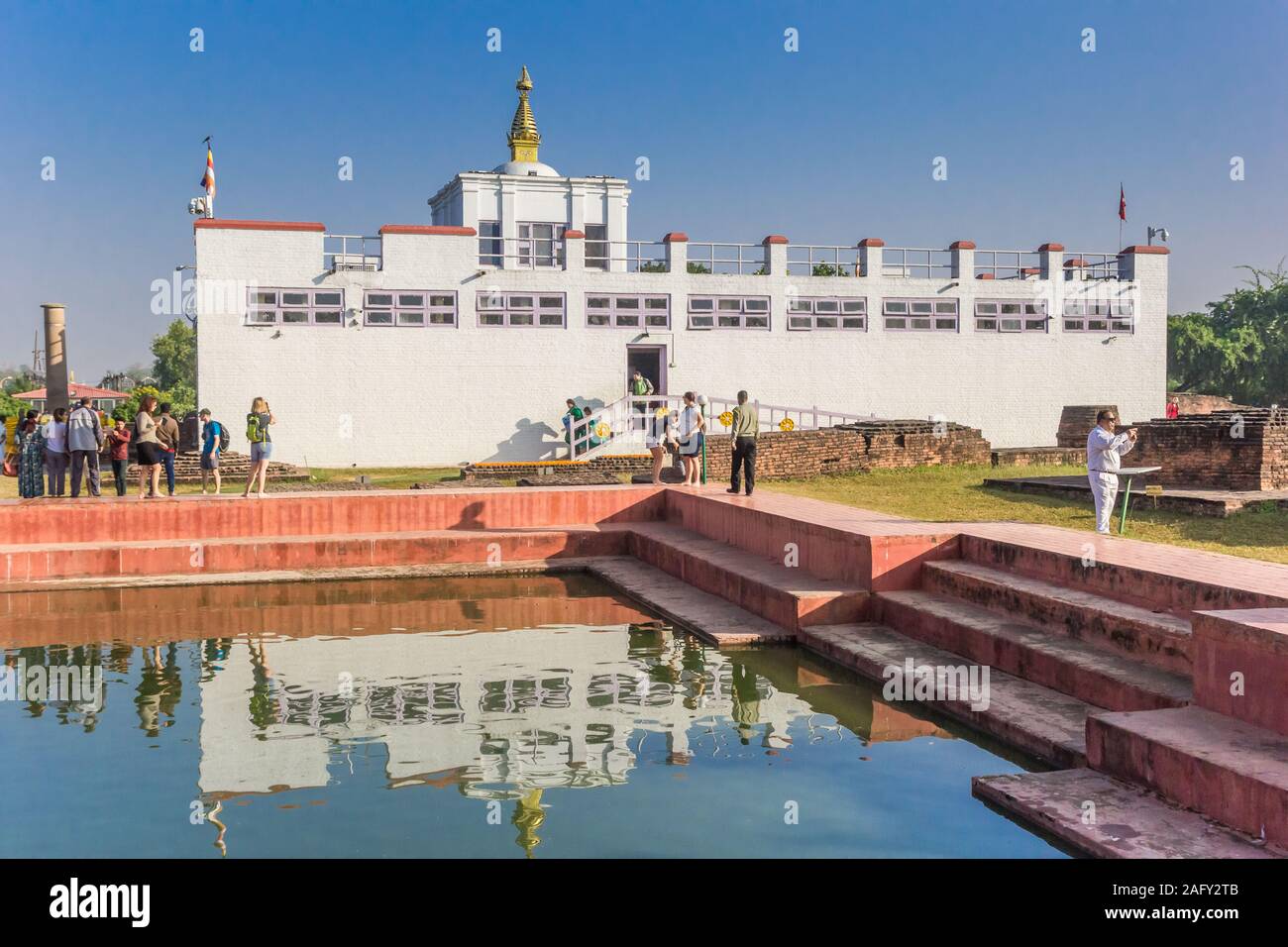 Tempio di Mayadevi con la riflessione in stagno a Lumbini, il Nepal Foto Stock