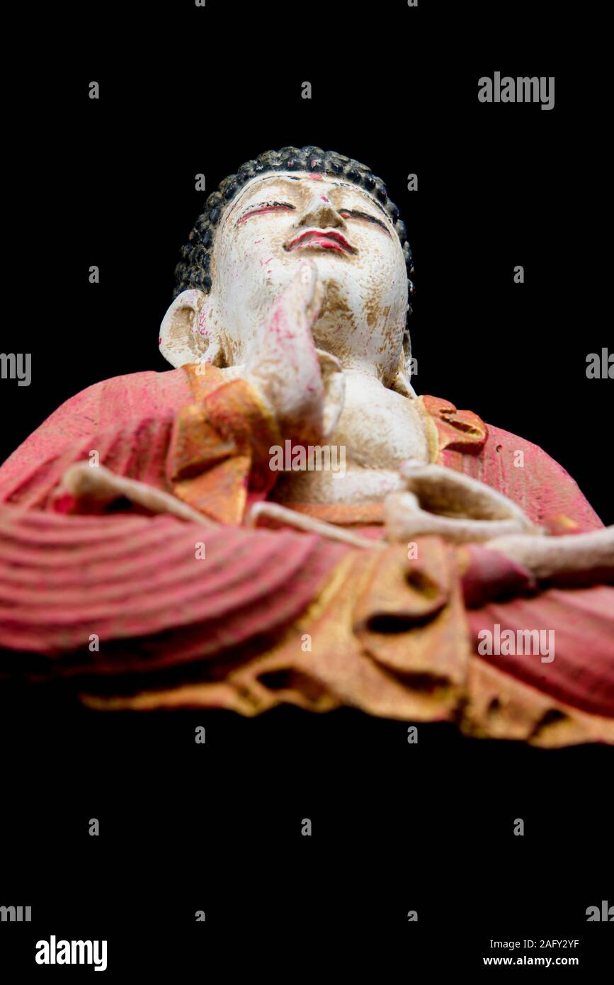 Signore Budha su sfondo nero Foto Stock