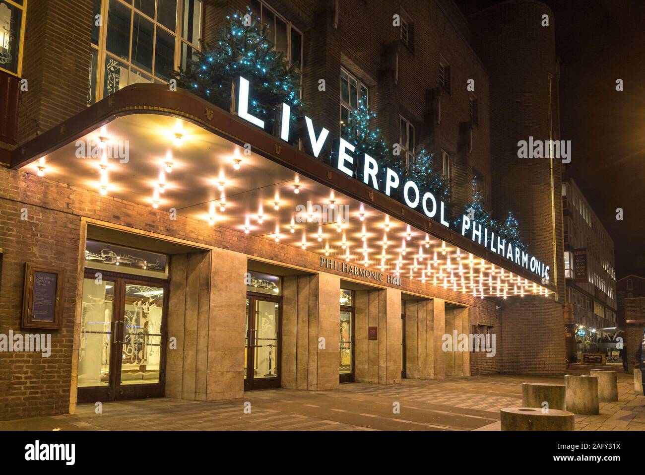 Liverpool Philharmonic Hall su Hope Street di notte. Foto Stock