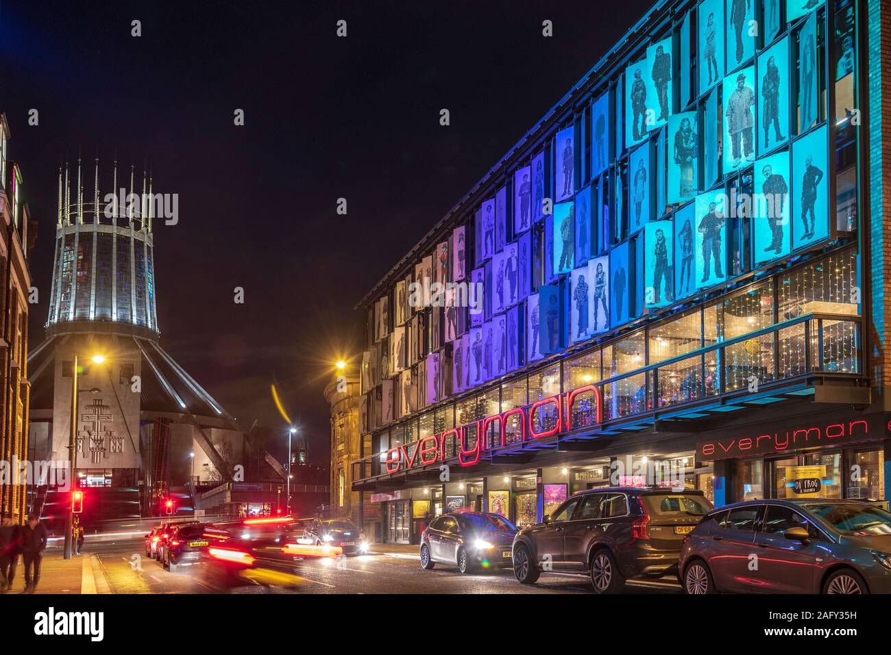 Liverpool Metropolitan Cathedral e Everyman theatre su Hope Street di notte. Foto Stock