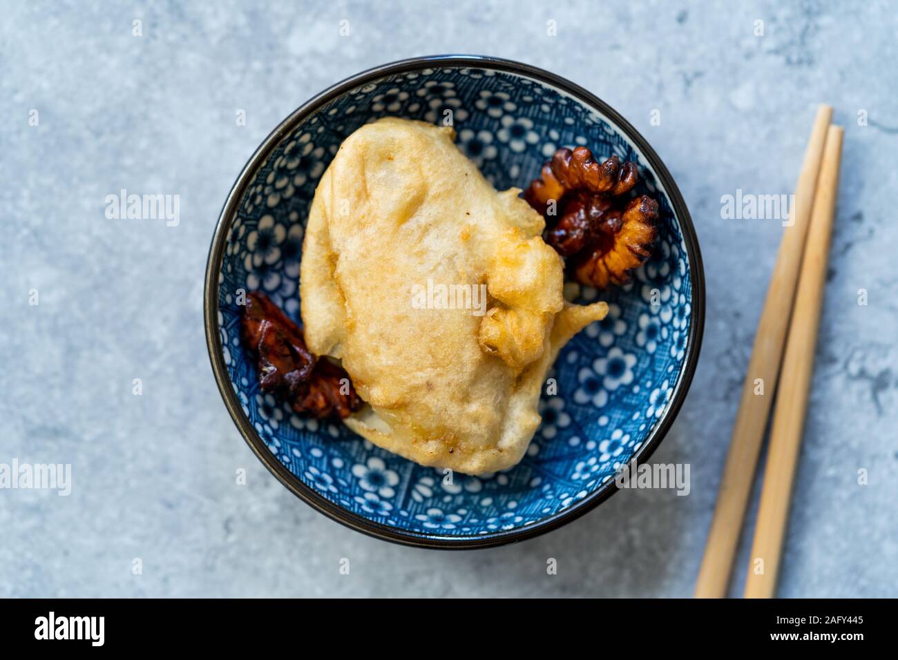 Asian Dessert cinese crêpe avvolto con banana e noce. Tradizionale Dessert organico. Foto Stock