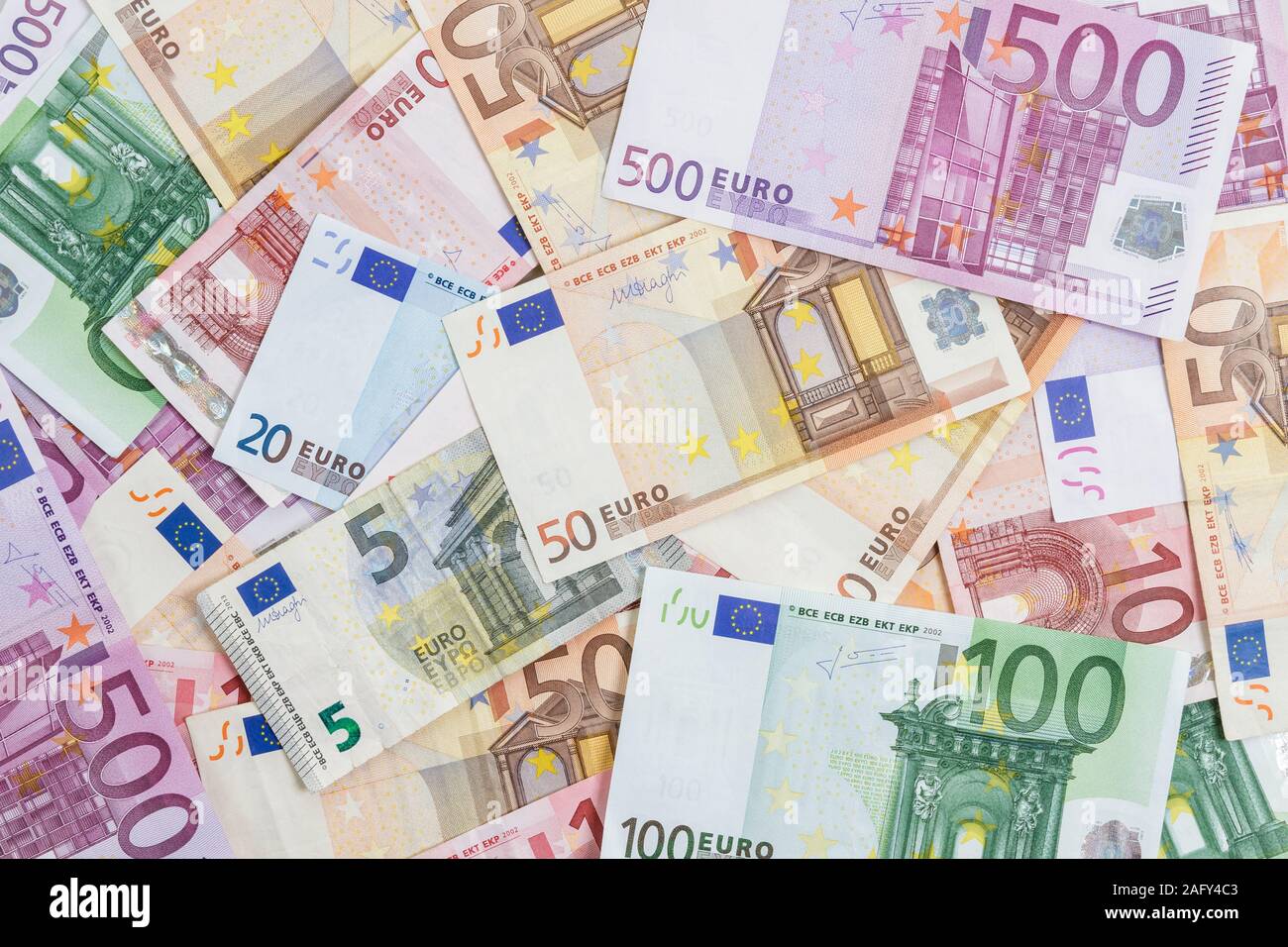 Varie le banconote in euro che giace al di sopra di ogni altro, closeup e laici piana. Soldi, assicurazione, la ricchezza del concetto. Foto Stock