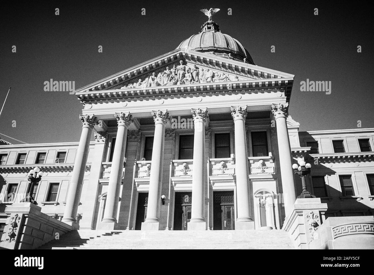 Jackson, Mississippi, Stati Uniti d'America - 1996: Archiviazione in bianco e nero la vista sul Mississippi State Capitol Building entrata nel centro cittadino di Jackson. Foto Stock