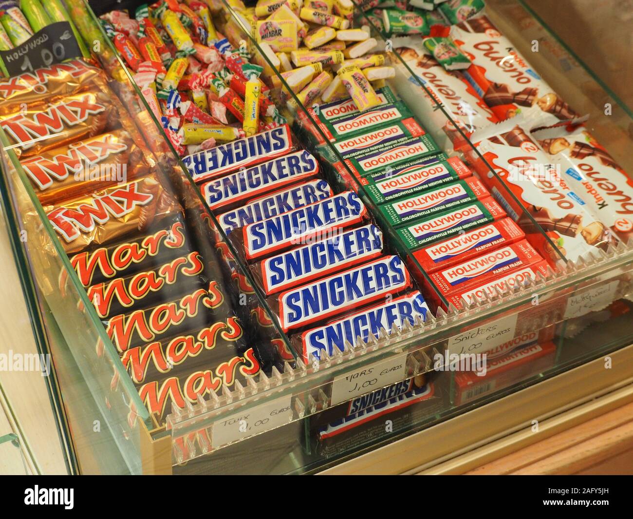 Barre di cioccolato sul display in un negozio compresi Mars Bar, Snickers bar, Twix e. Foto Stock