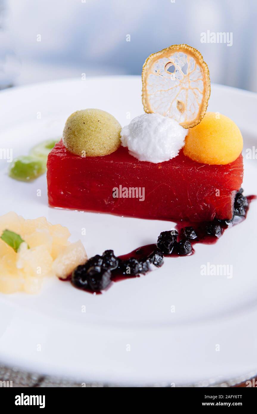 Freddo anguria fresca e frutta mista gelato sorbetto sulla parte superiore con dolce e salato salsa di frutti di bosco in piastra bianca - estate dessert sano Foto Stock