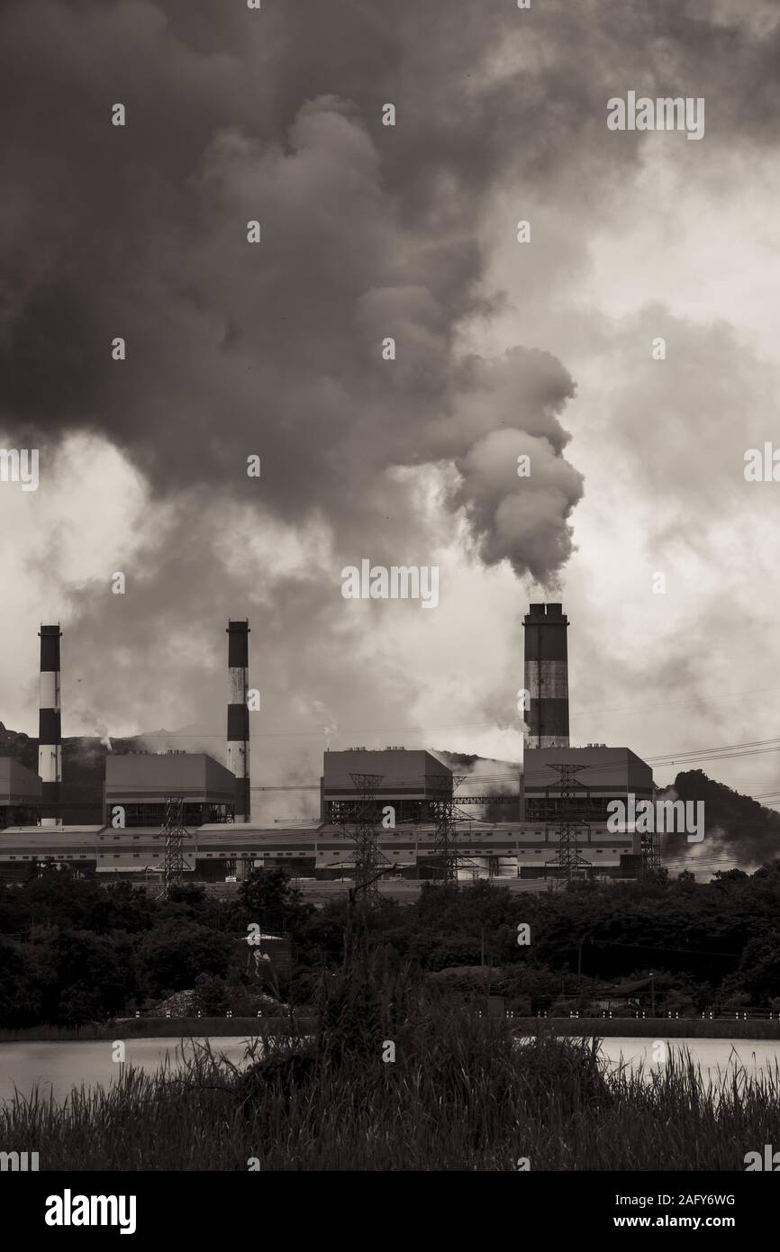 Inquinamento atmosferico da fumo ciminiere scary dark sky shot verticale. Foto Stock