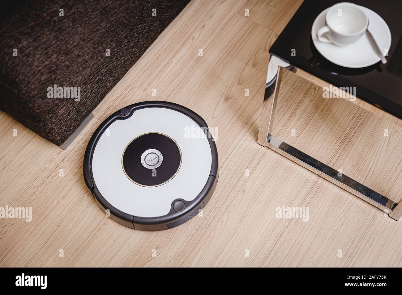 Robot aspirapolvere automatico di pulizia di lavoro della polvere sul pavimento. Foto Stock