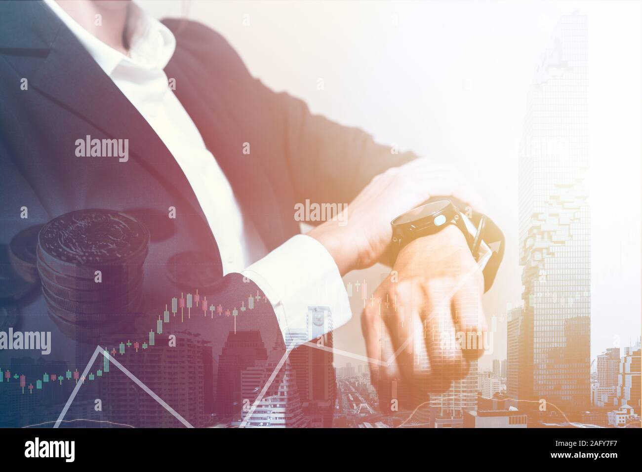 Business Financial times o le ore di lavoro concetto, persone che guardano guardare overlay Grafico azionario e metro city. Foto Stock