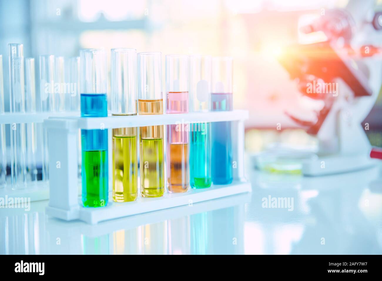 Laboratorio di Scienze soluzione chimica in provetta per l'industria medica dello sfondo. Foto Stock