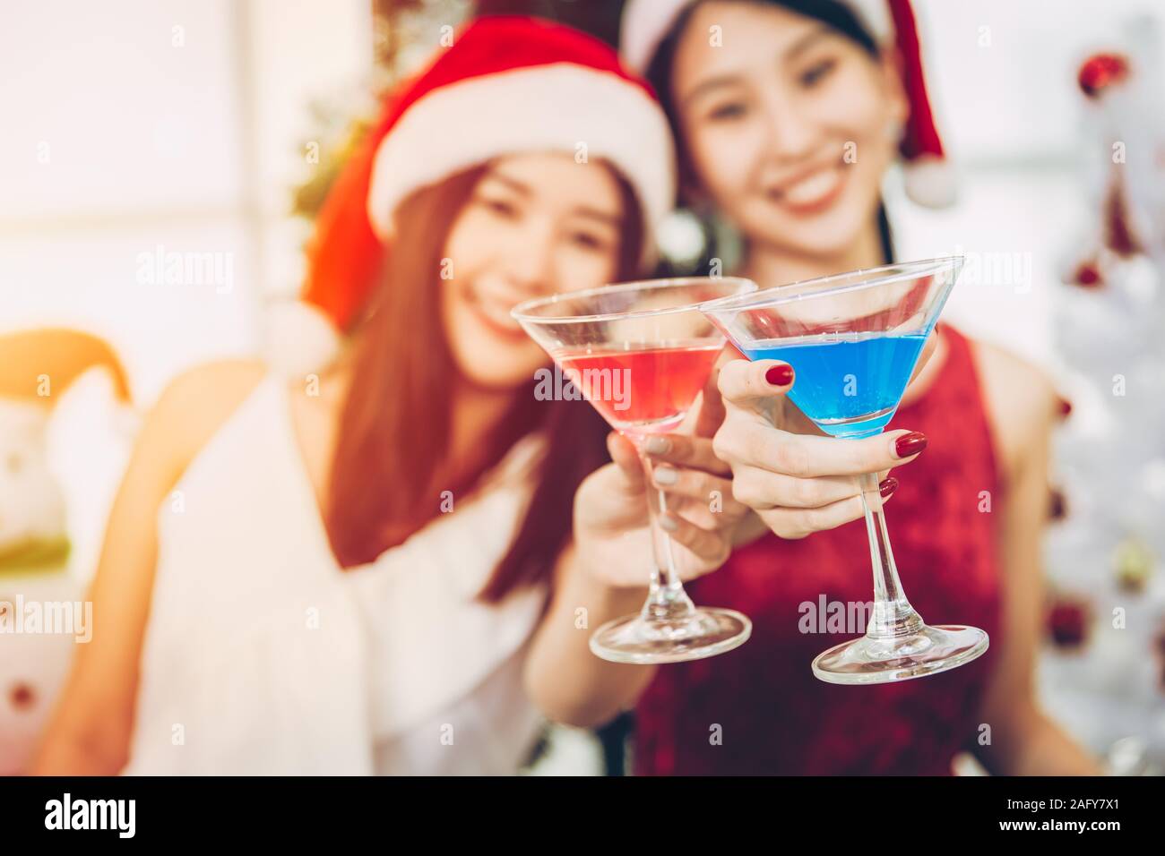 Asian Italian Teen party bere a Natale Capodanno insieme felici e godere del divertimento. Foto Stock
