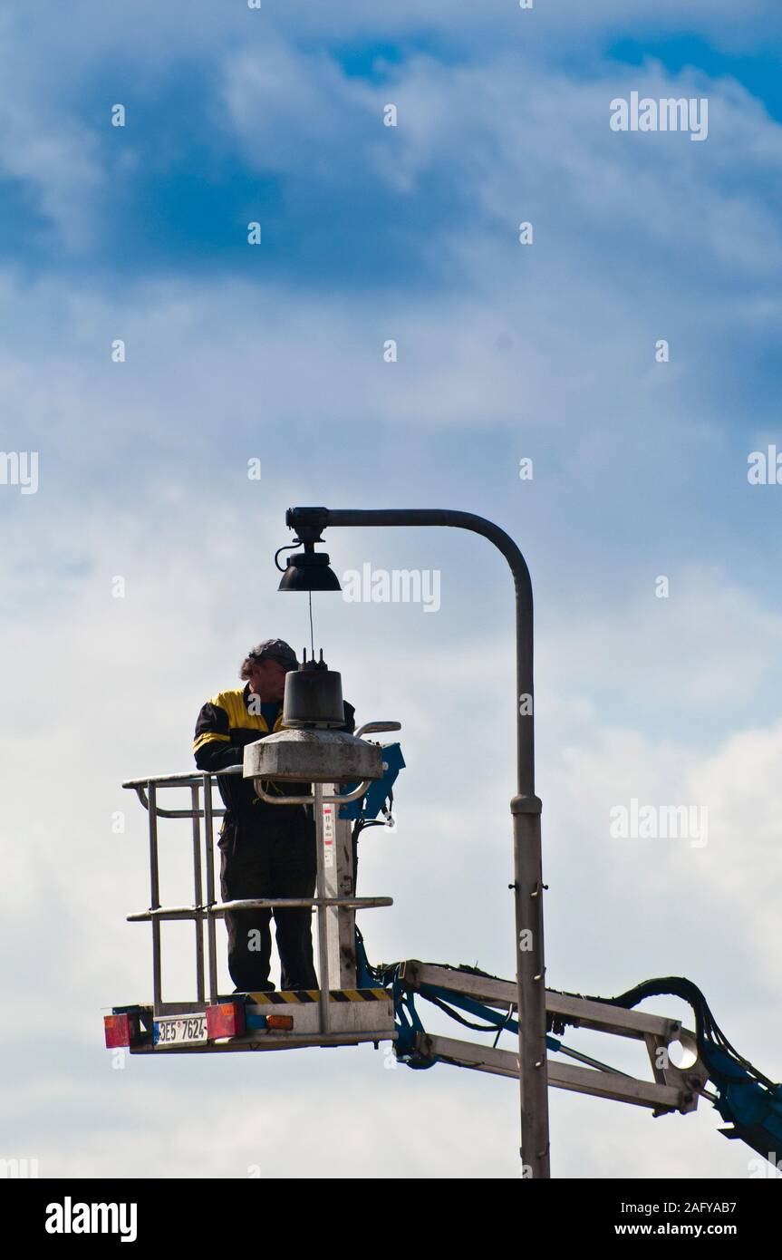 Street lavoratore di manutenzione riparazione di un lampione Foto Stock