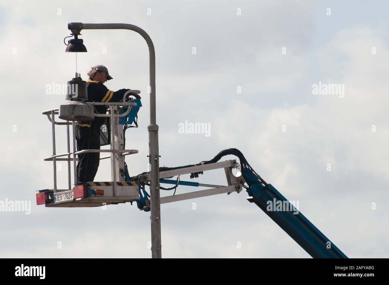 Street lavoratore di manutenzione riparazione di un lampione Foto Stock