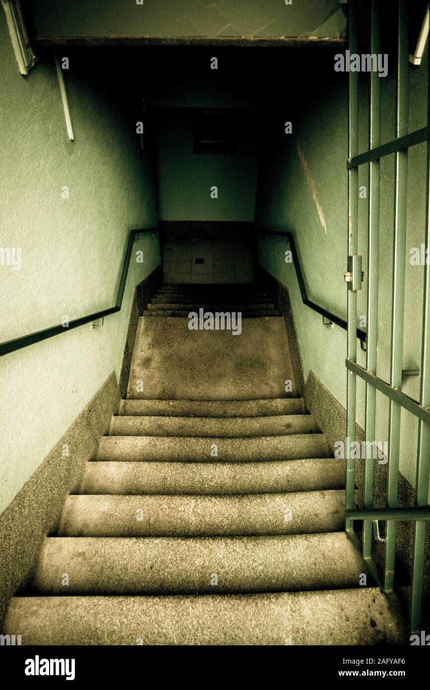 misteriose scale che scendono verso un luogo oscuro o una prigione Foto Stock
