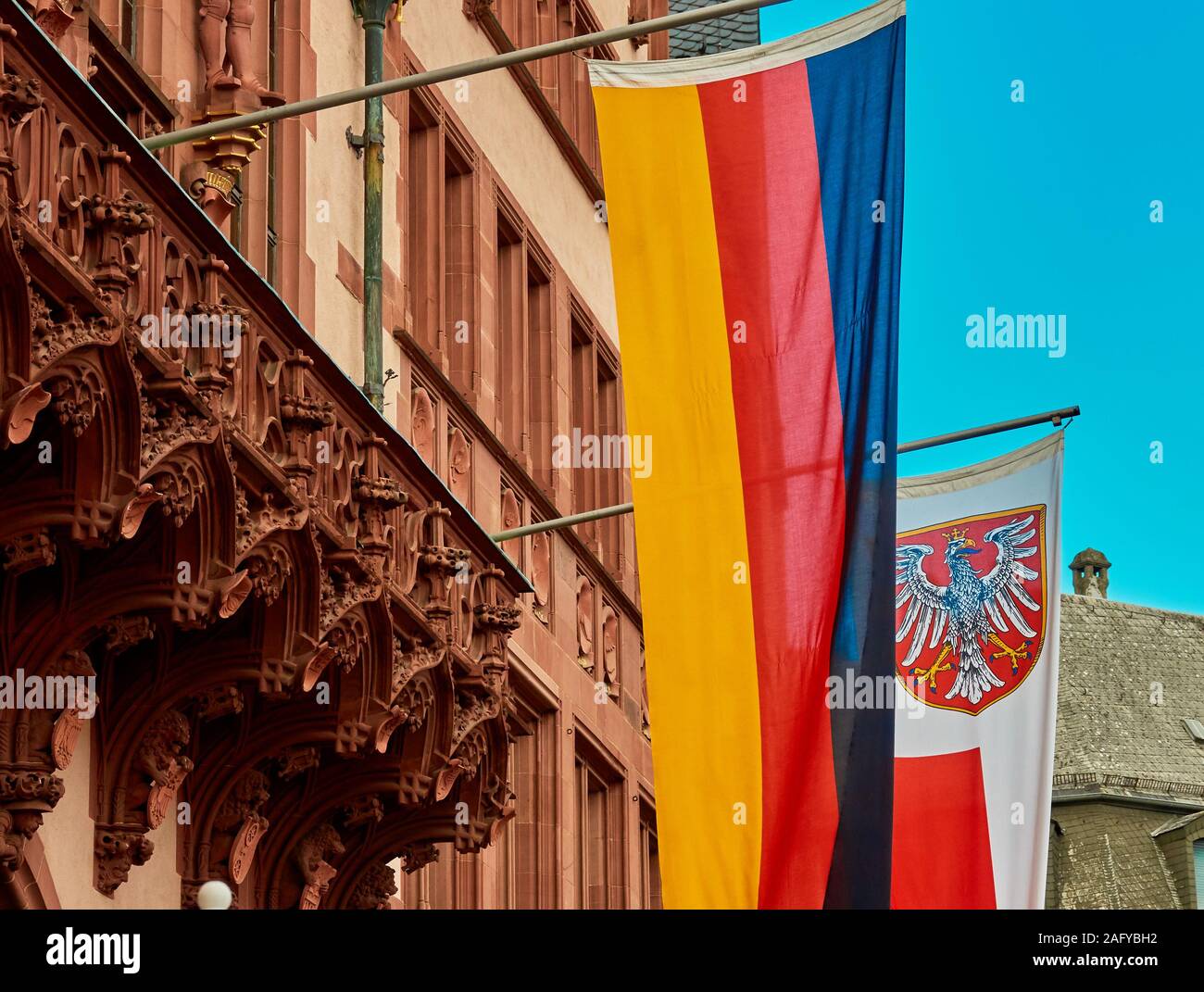 Francoforte, Germania, Ottobre 2, 2019: bandiera tedesca e bandiera polacca in un edificio storico sulla Römer di Francoforte Foto Stock