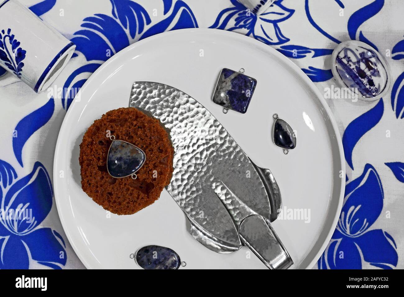 Delfware o blu Delft Tableau con torta e Server Gingerbread IV Foto Stock