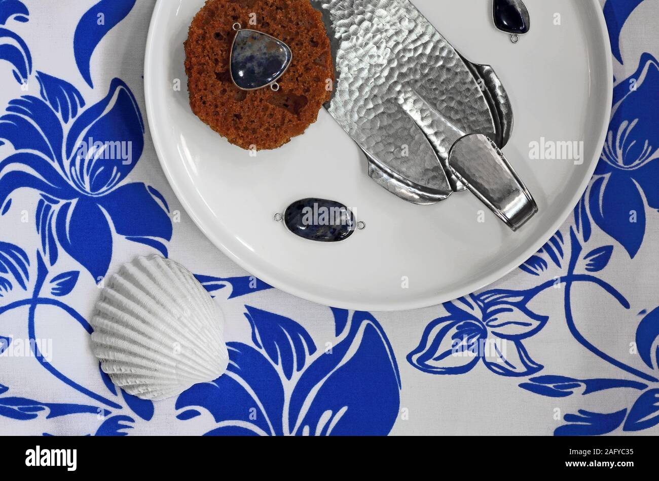 Delfware o blu Delft Tableau con torta e Server Gingerbread III Foto Stock