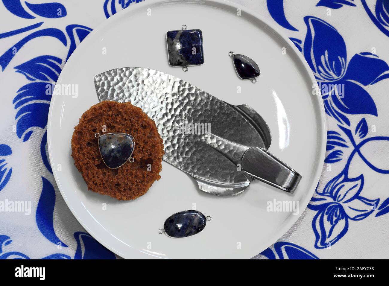 Delfware o blu Delft Tableau con torta Server e pan di zenzero I Foto Stock