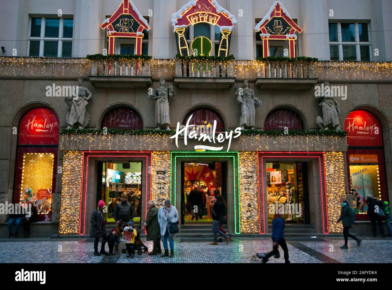 Le luci di Natale sulla parte anteriore del giocattolo Hamleys Shop Praga Repubblica Ceca Europa Foto Stock