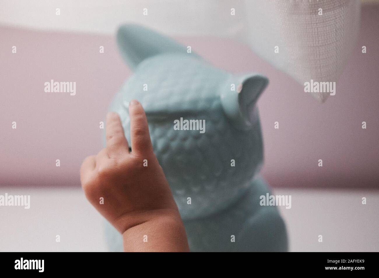 Due anni mette il denaro nella sua banca Foto Stock