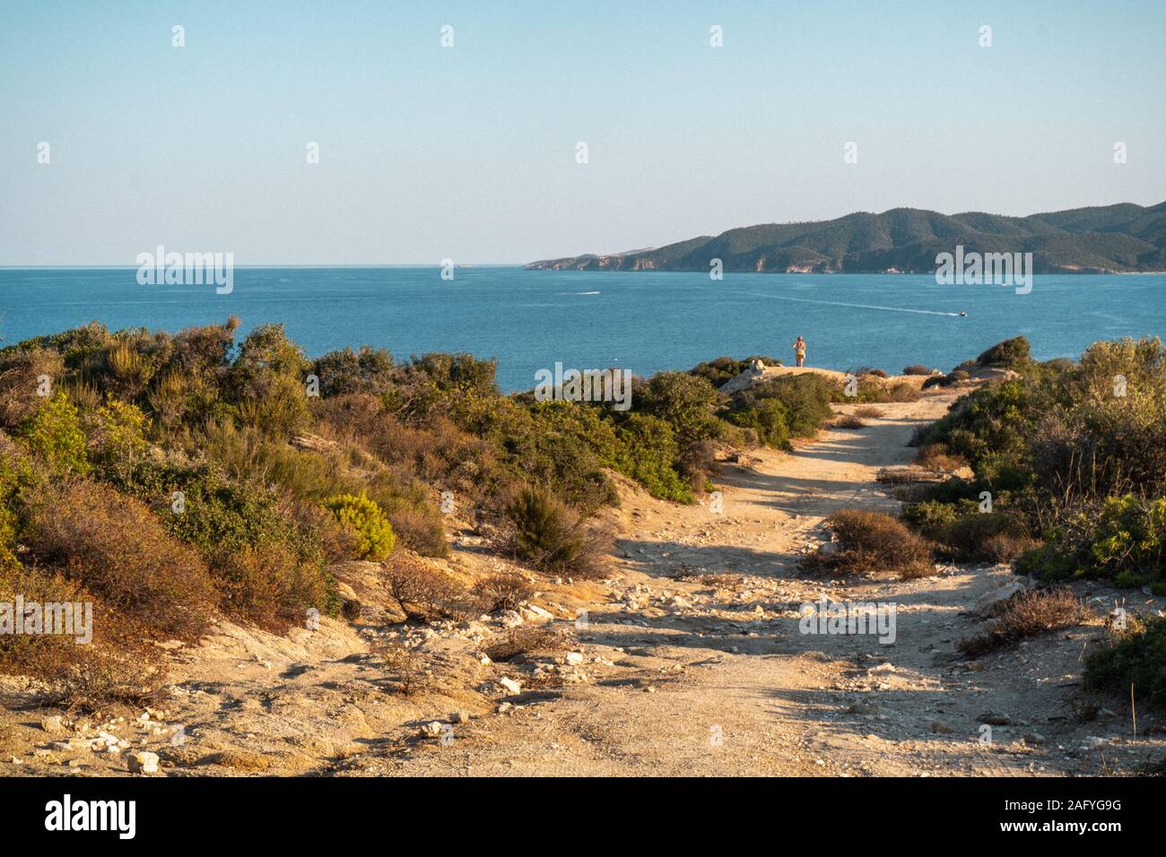 Il mare e le ombre sulla strada in Grecia in orizzontale Foto Stock