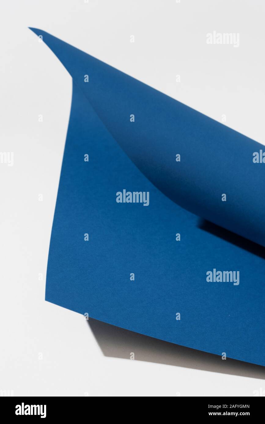 Un cartone nel quartiere alla moda di blu classico, il colore dell'anno 2020, laminate su uno sfondo bianco Foto Stock