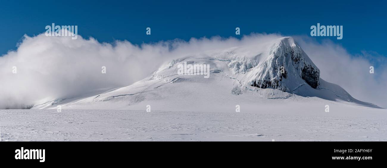 Hvannadalshnukur picco, Vatnajokull calotta di ghiaccio, Islanda Foto Stock