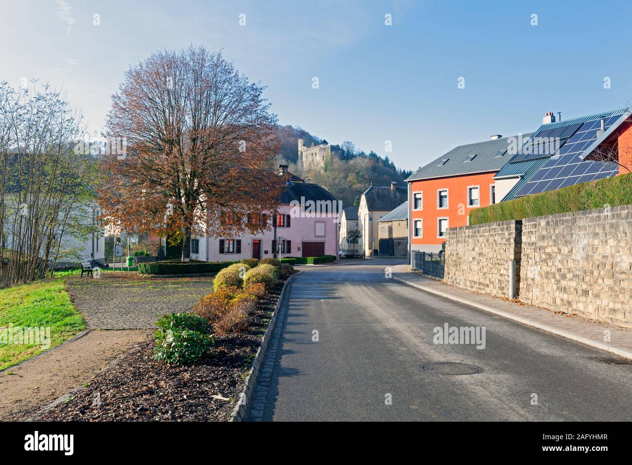 L'Europa, Lussemburgo, Septfontaines, strada principale nel villaggio (Mierscherstrooss) Foto Stock