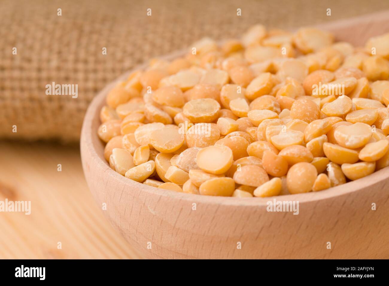Dry dry piselli in cucchiaio di legno, buon cibo. Foto Stock