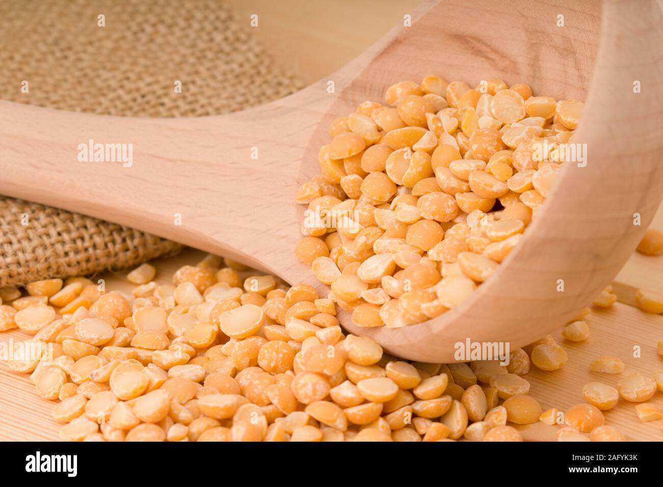 Dry dry piselli in cucchiaio di legno, buon cibo. Foto Stock