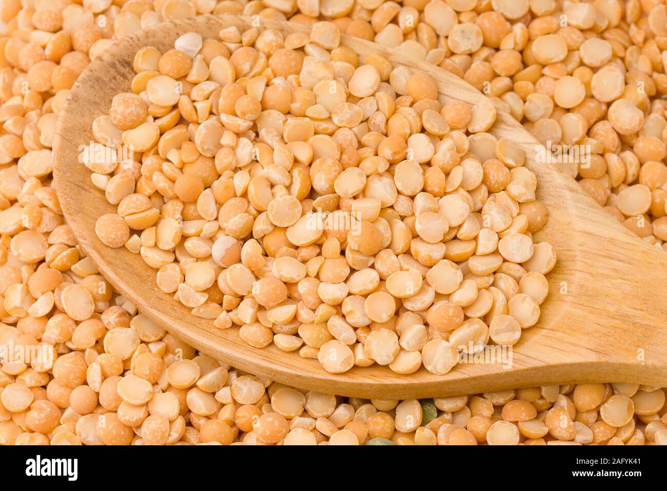 Dry dry piselli in cucchiaio di legno, buon cibo. Foto Stock