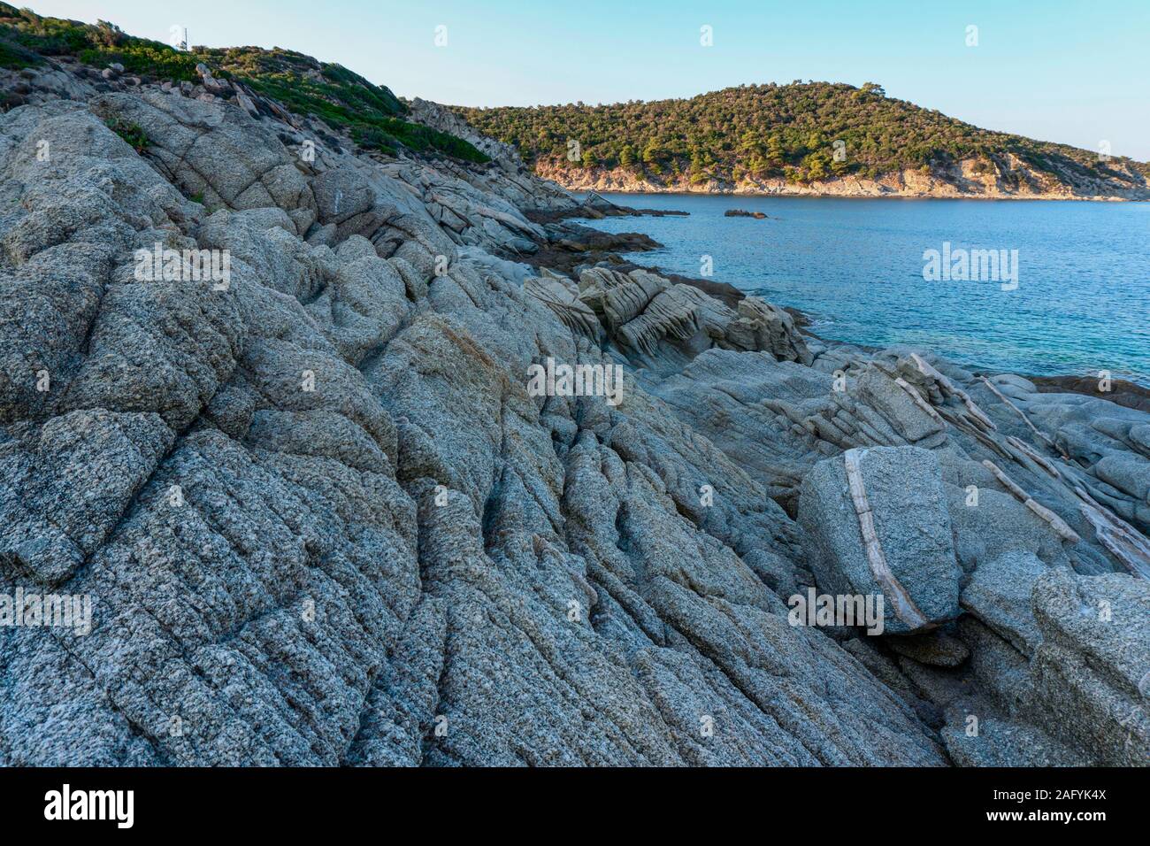 Pietre grigie penisola e il mare in Grecia in orizzontale Foto Stock
