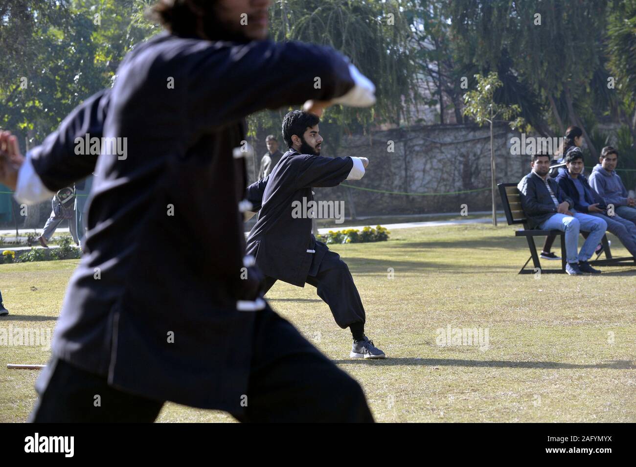 (191217) -- ISLAMABAD, Dic 17, 2019 (Xinhua) -- il Pakistan agli studenti di eseguire le arti marziali cinesi durante l Istituto Confucio evento della durata di un giorno presso l'Università Nazionale di Lingue Moderne a Islamabad, la capitale del Pakistan sul dicembre 17, 2019. Il Confucio Institute presso l'Università Nazionale di lingue moderne di Islamabad ha celebrato l'Istituto Confucio giornata di martedì. Durante la celebrazione, visitatori goduto di cultura cinese inclusi abbigliamento tradizionale, tè cinese, le arti marziali e il taglio della carta. (Xinhua/Ahmad Kamal) Foto Stock