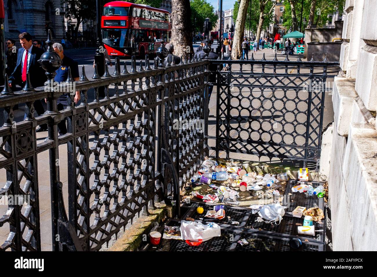 Immondizia vicino Piazza del Parlamento, Westminster, London, Regno Unito Foto Stock