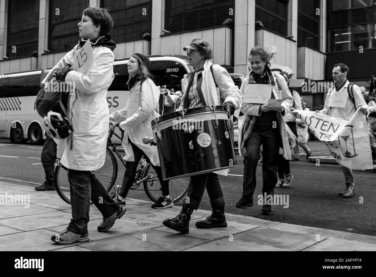Estinzione della ribellione manifestanti sfilano su Victoria Street, Westminster, London, Regno Unito Foto Stock