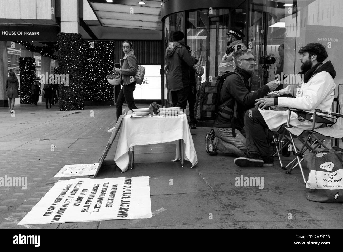 Scioperante della fame per estinzione della ribellione, Victoria Street, Westminster, London, Regno Unito Foto Stock
