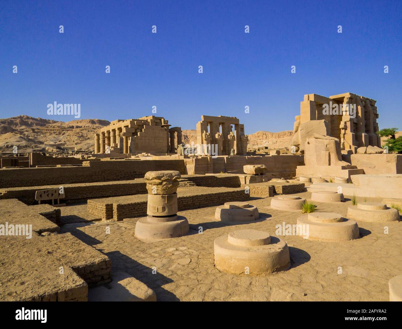 Vista del Ramesseum Tempio di Luxor, Egitto Foto Stock
