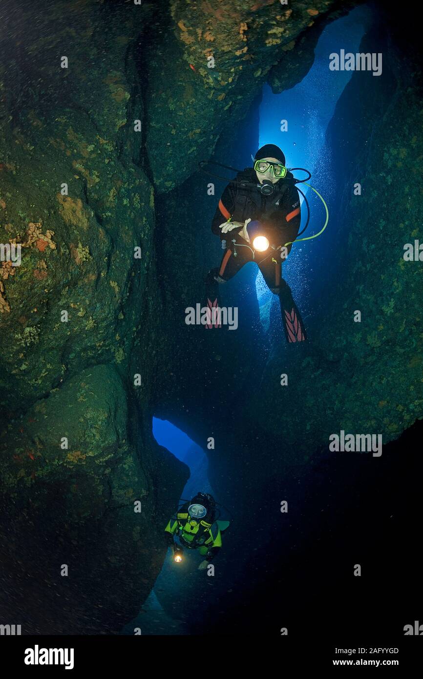 Sommozzatore in una grotta sottomarina, Zante, Island, Grecia Foto Stock