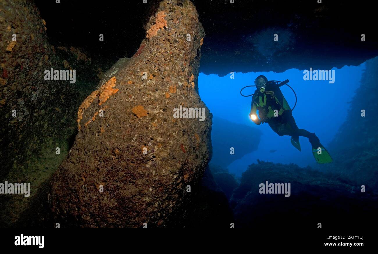 Taucher am Eingang einer Unterwasserhöhle, Zante, Griechenland | Scuba Diver all'entrata di una caverna sottomarina, Zante, Island, Grecia Foto Stock