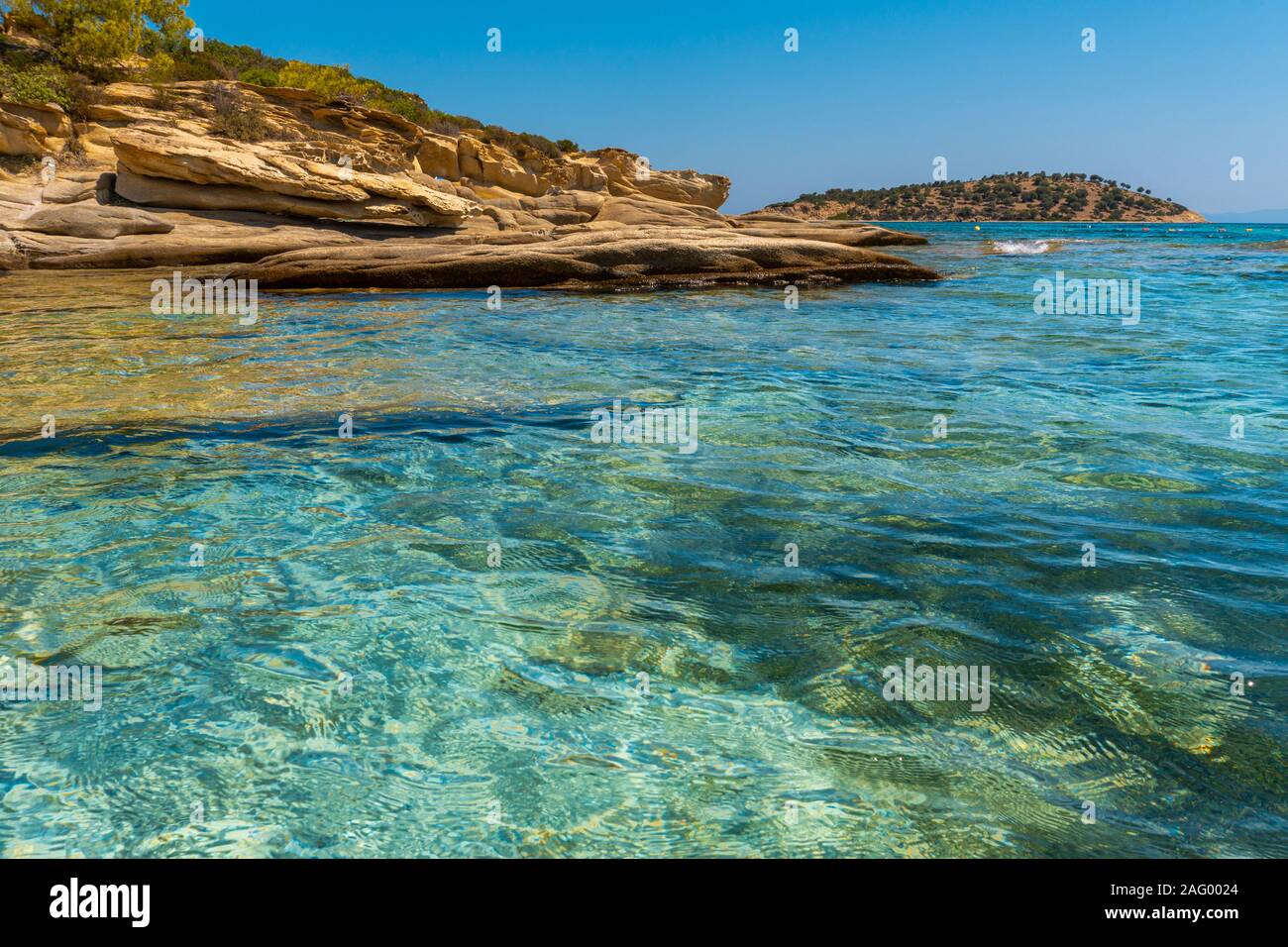 Costa rocciosa e il mare in Grecia in orizzontale Foto Stock