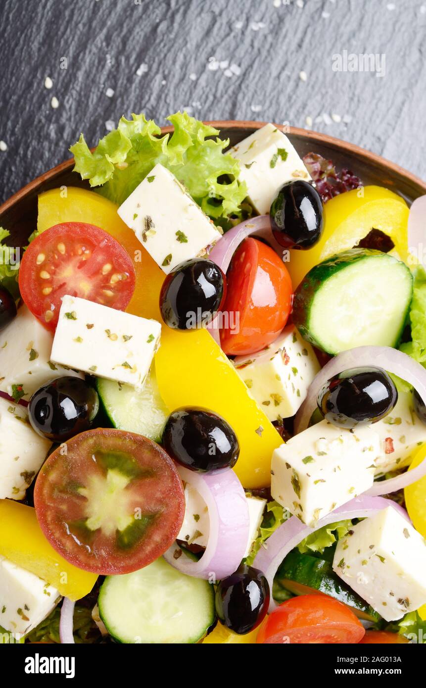 Vista superiore a dieta mediterranea piatto di insalata greca sul vassoio di ardesia Foto Stock