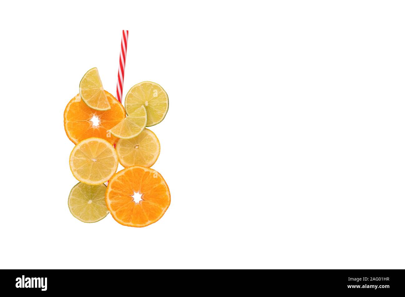 Un vibrante citrus lemon, calce e arancione bevanda a base di frutta con una cannuccia e un spazio di copia. Foto Stock