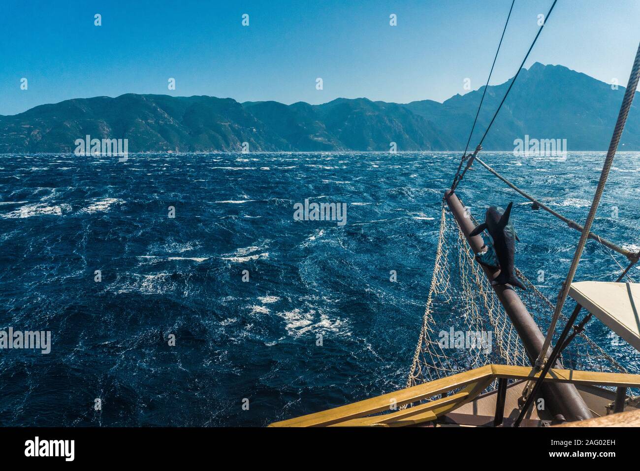 Le onde del mare e il montante della nave in Grecia in orizzontale Foto Stock