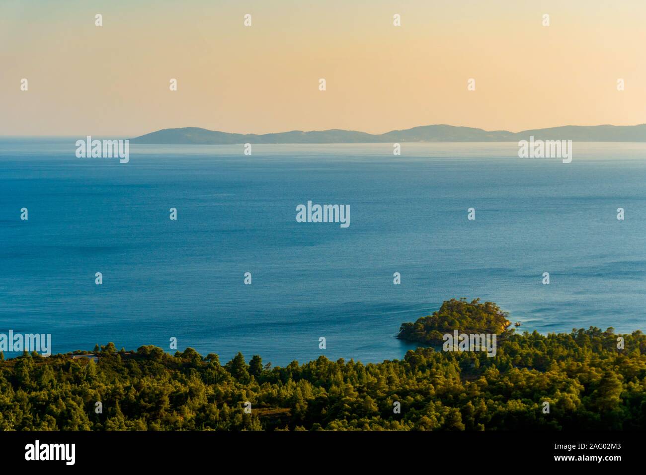 La calma distesa del mare e del cielo in Grecia in orizzontale Foto Stock