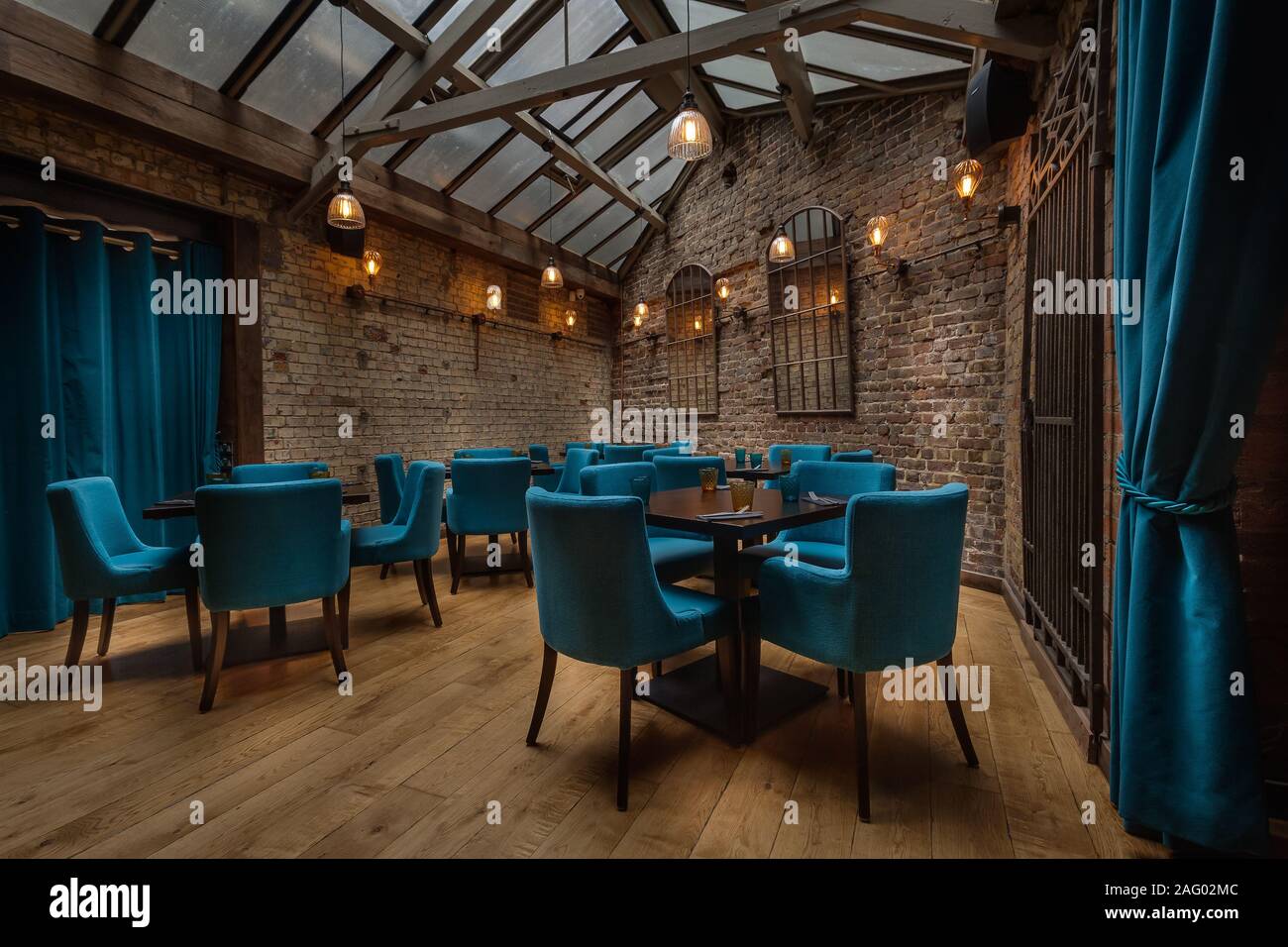 Accoglienti interni in legno del ristorante, spazio copia. Confortevole e moderno luogo da pranzo, design contemporaneo sullo sfondo Foto Stock
