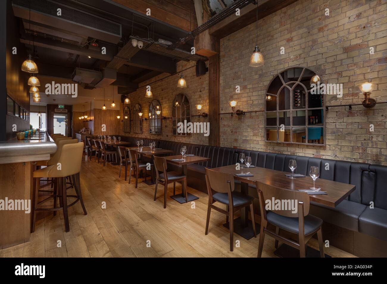 Accoglienti interni in legno del ristorante, spazio copia. Confortevole e moderno luogo da pranzo, design contemporaneo sullo sfondo Foto Stock