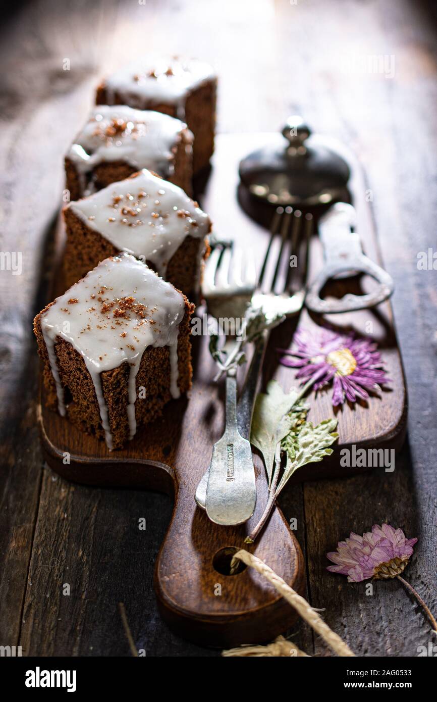Delizioso e aromatico torta di pan di zenzero e rabboccato con ciliegina.cibo sano e drink.fiori secchi Foto Stock