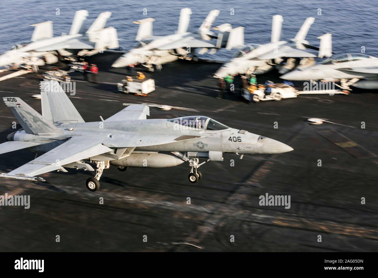 Un U.S. Navy F/A-18E Super Hornet fighter aircraft attaccato al pugno della flotta di Strike Fighter Squadron 25, rende un arrestato atterraggio sul ponte di volo della Nimitz-class portaerei USS Abraham Lincoln a sostegno di funzionamento inerenti risolvere 12 dicembre 2019 nel Golfo Arabico. Foto Stock